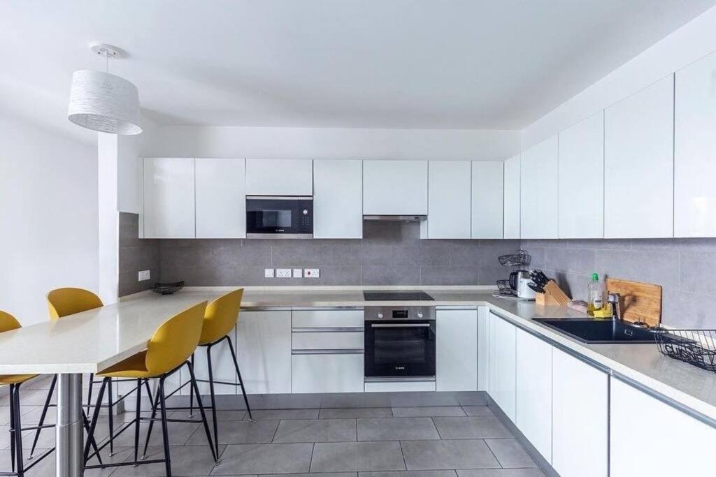 Luxury Labone Edge 2-Bedroom Apartment In Accra - Fivehills Homes Buitenkant foto